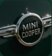 Le bouchon de réservoir chromé gravé « Mini Cooper ».