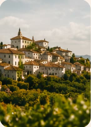 Un village perché aux toits de tuiles, entouré de vignes et de cyprès.